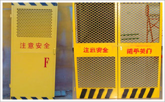 冲孔电梯防护门采用冲孔网工艺加工而成，是建筑施工现场预防人身伤害必备的防护设施，它适用于各类建筑施工工地。