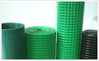 pvc电焊网采用先电镀和先热镀铁丝焊接后，再用PVC、PE、PP粉末经高温，自动生产线浸涂而成。规格：1.网孔（mm）：6-50；2.丝径（mm）：12-24。编织及特点：钢丝电焊后涂塑，具有极强的防