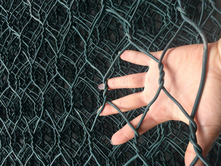 包塑石笼网是使用机器将金属线材单向搓捻三周或五周编织的六角形网(六角网)，又称PVC/PE石笼网、镀锌覆塑石笼网。包塑石笼网表面涂层分为PVC/PE包塑两大类，塑料涂层厚度大约在1mm左右。包塑石笼网